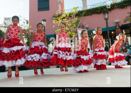 Eine Gruppe von jungen Mädchen tanzen auf einer Bühne am Paseo Nuevo Shopping Mall in Santa Barbara im Fiesta oder "Old Spanish Days" Stockfoto