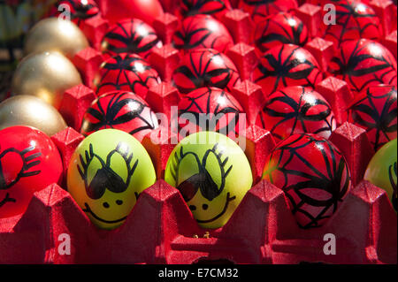 Eierschalen mit Konfetti gefüllt & bemalt mit verschiedenen Designs zum Verkauf an die 'Fiesta' oder 'Old Spanish Days' festival Stockfoto