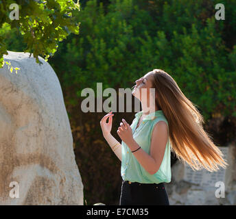 Eine junge Frau Haare im Wind wehen. Kibbutz Ha'solelim, Israel Stockfoto