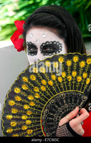 Eine Frau mit ihrem Gesicht gemalt als ein Schädel an das 2013 "Dia Del Muerto" Happening im Santa Barbara Museum of Art, Stockfoto