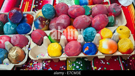 Eierschalen mit Konfetti gefüllt & bemalt mit verschiedenen Designs zum Verkauf an die 'Fiesta' oder 'Old Spanish Days' festival Stockfoto