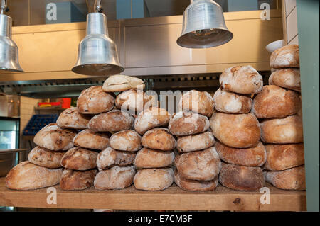 Frisch gebackene Brote zum Verkauf an eine Bäckerei und ein Restaurant in Mitcham Ha'tachana, Jerusalem, Israel Stockfoto