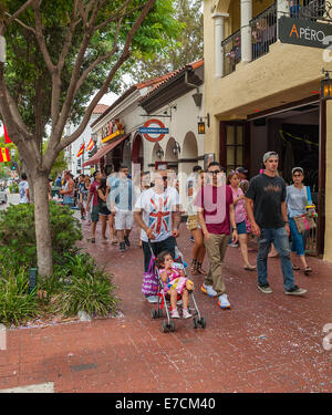 Die Menschen gehen im Santa Barbara Haupt "State Street' während ' alten spanischen Zeiten. Boden ist übersät mit Konfetti Stockfoto