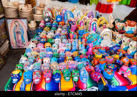 Bemalte Keramik Schädel und andere handgemachte waren zum Verkauf in Santa Barbara Fiesta. "alte spanische Zeit" Stockfoto