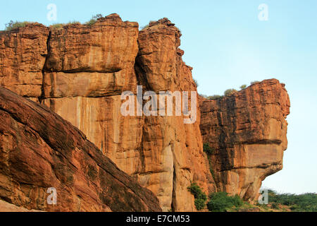 Hügel, die reichlich mit roten Sandsteinfelsen in Badami, Karnataka, Indien, Asien Stockfoto