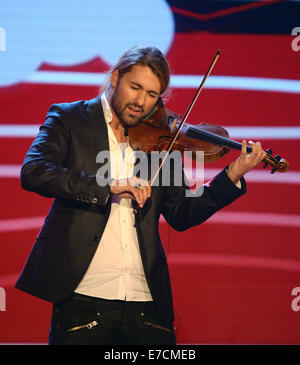 Freiburg, Deutschland. 1. September 2014. () - Deutsche Geiger David Garrett führt auf der Bühne während der im Fernsehen übertragenen Jubiläums-Event mit dem Titel "Udo Jürgens? Mitten Im Leben "(Udo Jürgens? In der Mitte des Lebens) auf deutschen öffentlich-rechtlichen Sender ZDF in Freiburg, Deutschland, 1. September 2014. Deutscher Sänger Udo Jürgens feiert seinen 80. Geburtstag am 30. September 2014. Foto: Patrick Seeger/Dpa/Alamy Live News Stockfoto