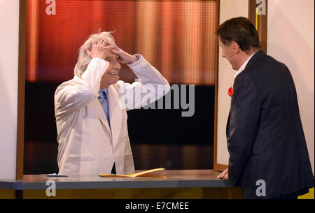 Freiburg, Deutschland. 1. September 2014. () - Komiker Emil Steinberger (L) und deutsche Sänger Udo Jürgens steht auf der Bühne während der im Fernsehen übertragenen Jubiläums-Event mit dem Titel "Udo Jürgens? Mitten Im Leben "(Udo Jürgens? In der Mitte des Lebens) auf deutschen öffentlich-rechtlichen Sender ZDF in Freiburg, Deutschland, 1. September 2014. Jürgens feiert seinen 80. Geburtstag am 30. September 2014. Foto: Patrick Seeger/Dpa/Alamy Live News Stockfoto