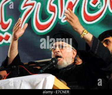 Islamabad, Pakistan. 13. Sep, 2014. Religionsführer Tahir-Ul-Qadri spricht während einer Anti-Regierungs-Protest vor dem Parlament in Islamabad, der Hauptstadt von Pakistan, am 13. September 2014 an die Fans. Anti-Regierungs-Demonstranten unter der Leitung von Oppositionspolitiker Imran Khan und religiöser Führer, den Tahir-Ul-Qadri auf das Kapital im mid-August, trafen sich anspruchsvolle Premierminister Nawaz Sharif Sturz über, angebliche Betrug bei Wahlen im vergangenen Jahr. © Ahmad Kamal/Xinhua/Alamy Live-Nachrichten Stockfoto