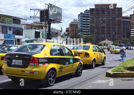 Taxis stehen an der roten Ampel an der Kreuzung der Avenida De La Republica und Avenida Amazonas in Quito, Ecuador Stockfoto