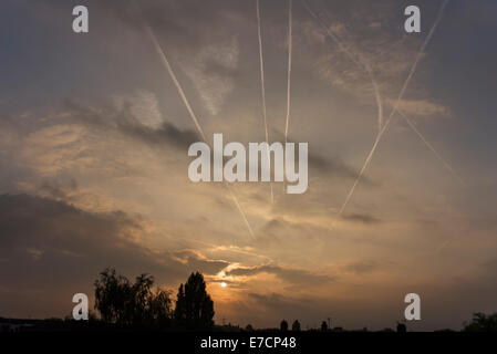 Wimbledon, SW-London, UK. 14. September 2014. UK-Wetter. Herbstliche Sonne über Dächer mit zahlreichen Kondensstreifen der Flugzeuge Richtung Osten auf Flightpaths nach Europa. Bildnachweis: Malcolm Park Leitartikel/Alamy Live-Nachrichten Stockfoto