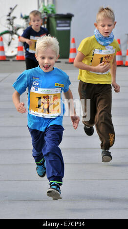 Tallinn, Estland. 13. Sep, 2014. Kinder laufen in einem 300m langen Rennen am internationalen Kinder Mini-Marathon in Tallinn, der Hauptstadt von Estland, am 13. September 2014. Etwa 5.000 estnischen und internationalen Kinder im Alter von 2-12 Jahren nahmen an der Veranstaltung. © Viktor Vesterinen/Xinhua/Alamy Live-Nachrichten Stockfoto