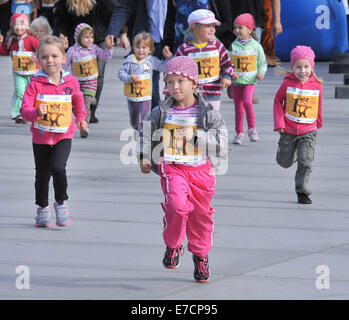 Tallinn, Estland. 13. Sep, 2014. Kinder laufen in einem 300m langen Rennen am internationalen Kinder Mini-Marathon in Tallinn, der Hauptstadt von Estland, am 13. September 2014. Etwa 5.000 estnischen und internationalen Kinder im Alter von 2-12 Jahren nahmen an der Veranstaltung. © Viktor Vesterinen/Xinhua/Alamy Live-Nachrichten Stockfoto