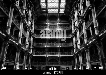 Das Innere der Peabody Library in Mount Vernon, Baltimore, Maryland. Stockfoto