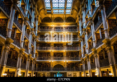 Das Innere der Peabody Library in Mount Vernon, Baltimore, Maryland. Stockfoto