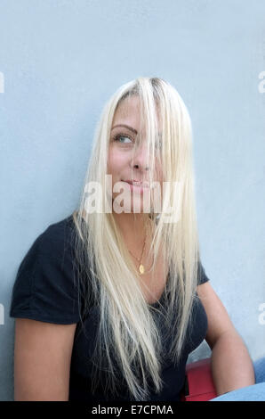 junge Frau mit langen Haaren Stockfoto