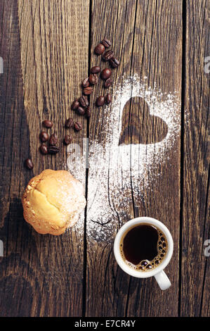 Muffin und Kaffee auf Vintage Holz-Hintergrund mit Herz Stockfoto