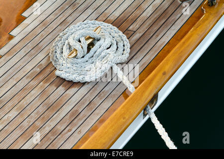 Imperia, Italien. 14. September 2014. Detail eines Oldtimer Yacht-Decks mit Seil und Klampe. Stockfoto