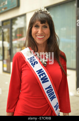 Merrick, New York, USA. 13. September 2014. JANE RUBINSTEIN von Merrick, Frau New York Senior America 2014, trägt eine Tiara und eine Schärpe, die über ihre roten Abendkleid auf der 23. jährlichen Merrick Herbst Festival & Street Fair in s Long Island. Bildnachweis: Ann E Parry/Alamy Live-Nachrichten Stockfoto