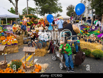 Merrick, New York, USA. 13. September 2014. Familien besuchen die 23. jährliche Merrick Herbst Festival & Street Fair s Long Island, die bunte Dekorationen für die Herbstferien Halloween und Thanksgiving auf dem Display zu verkaufen hatte. Bildnachweis: Ann E Parry/Alamy Live-Nachrichten Stockfoto