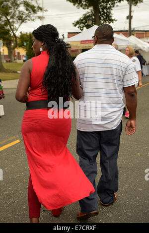 Merrick, New York, USA. 13. September 2014. Ein Mann und eine Frau trägt ein langes rotes Kleid besuchen die 23. jährliche Merrick Herbst Festival & Street Fair s Long Island. Bildnachweis: Ann E Parry/Alamy Live-Nachrichten Stockfoto