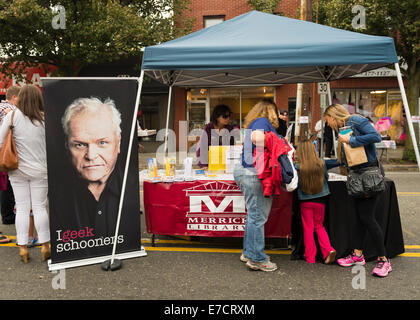 Merrick, New York, USA. 13. September 2014. die Merrick Bibliothek-stand auf der 23. jährlichen Merrick Herbst Festival & Street Fair s Long Island gab, "Was tun Sie Geek?" Aufkleber für Messebesucher. Die Aufkleber sind von den gemeinnützigen überparteilichen Geek der Bibliotheksorganisation. U.S. Schauspieler Brian Dennehy erscheint auf dem Plakat, das liest "Ich Geek Schoner als Bestandteil der Bibliothek Advocacy-Kampagne. Bildnachweis: Ann E Parry/Alamy Live-Nachrichten Stockfoto