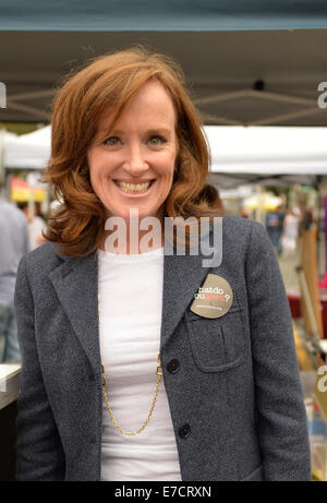 Merrick, New York, USA. 13. September 2014. Kongreßanwärter KATHLEEN RICE trägt einen "Was tun Sie Geek?"-Aufkleber auf der 23. jährlichen Merrick Herbst Festival & Street Fair in s Long Island. Merrick Bibliothek Stand gab den Besuchern "Was tun Sie Geek?" Aufkleber von gemeinnützigen überparteilichen Geek der Bibliotheksorganisation. Reis ist in ihre dritte Amtszeit als Nassau County District Attorney Credit: Ann E Parry/Alamy Live News Stockfoto