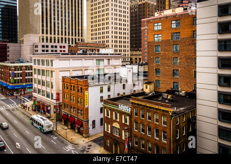 Ansicht von Gebäuden an der Lombard Street von einem Parkhaus in Baltimore, Maryland. Stockfoto