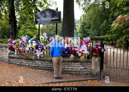 Manchester, UK. 14. September 2014. Ein Mann schaut die floral Tribute auf dem Geländer der Fletcher Moss Park, Didsbury in South Manchester, wo 14 Jahre alten Lizzie Lowe gefunden wurde spät am Vorabend von Mittwoch gehängt. Die Polizei sagt, es gibt keine Verdachtsmomente. Eine gerichtliche Untersuchung soll gehalten werden. Dies ist die zweite Suizid bei Jugendlichen im Park in den letzten drei Jahren. Am Freitagabend fand eine Mahnwache der Erinnerung an der nahe gelegenen Kirche statt. Teenager Tod Manchester, UK Credit: John Fryer/Alamy Live-Nachrichten Stockfoto