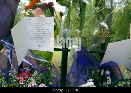 Manchester, UK. 14. September 2014.  Floral Tribute sind auf dem Geländer der Fletcher Moss Park, Didsbury in South Manchester, wo 14 Jahre alten Lizzie Lowe gefunden wurde spät am Vorabend von Mittwoch gehängt. Die Polizei sagt, es gibt keine Verdachtsmomente. Eine gerichtliche Untersuchung soll gehalten werden. Dies ist die zweite Suizid bei Jugendlichen im Park in den letzten drei Jahren. Am Freitagabend fand eine Mahnwache der Erinnerung an der nahe gelegenen Kirche statt. Teenager Tod Manchester, UK Credit: John Fryer/Alamy Live-Nachrichten Stockfoto