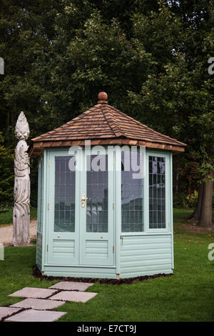 Chelsea Gartenhaus, Schuppen, Natur, Garten, Holz, Holz, Pflanzen, Frühling, Grün, Jahreszeit, Sommer, Bäume und geschnitzten Pfosten bei Hatton Park Flower Show. Stockfoto