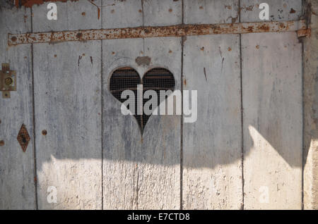 Herz-Muster auf Tür, St. Antonin Noble Val, Tarn-et-Garonne, SW Frankreich Mai 2014 Stockfoto