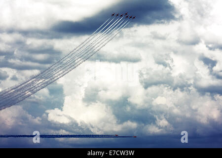 Rote Pfeile Royal Air Force Aerobatic Team Display während der Farnborough International Airshow 2014 Stockfoto