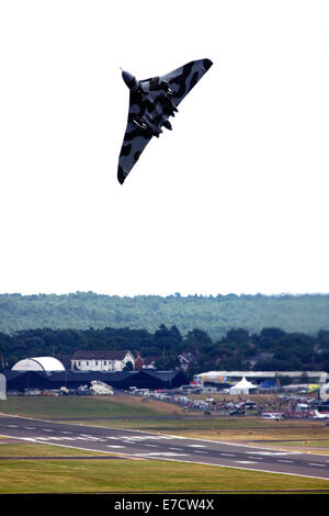 Strategische Bomber Avro 698 Vulcan B2 ausziehen auf der Farnborough International Airshow 2014 Stockfoto