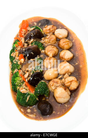 Stir Fry Meeresfrüchte Jakobsmuscheln und grünen chinesischen Brokkoli Gemüsegericht. Stockfoto
