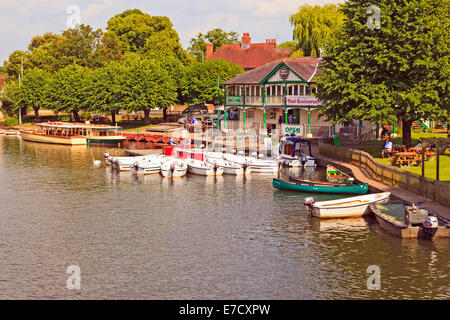 Miete Boote vor Anker vor dem alten Bootshaus am Fluss in Stratford-upon-Avon Stockfoto