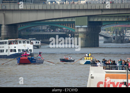 London, UK. 14. September 2014.  Zwei traditionelle Themse Bargen racing unter London Brücke, die im Wettbewerb mit den jährlichen Dave Pope Challenge Credit: Neil Cordell/Alamy Live News Stockfoto