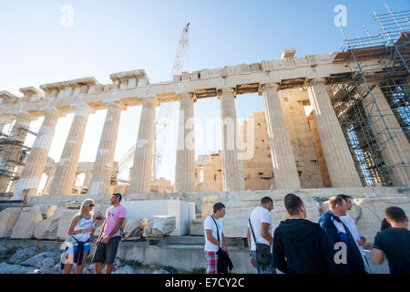 Athen, Griechenland - 6. Oktober: Touristen sightseeing des Parthenon-Tempels in der Akropolis auf 6. Oktober 2011 in Athen, Griechenland. Stockfoto