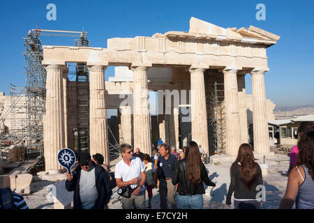 Athen, Griechenland-6. Oktober: Touristen, die Besichtigung der Tempel der Athena Nike in der Akropolis am 6. Oktober 2011 in Athen, Griechenland. Stockfoto