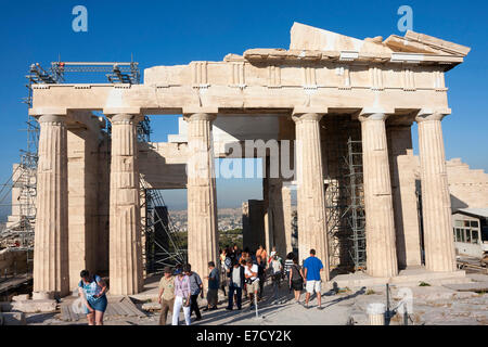 Athen, Griechenland-Oktober 6:Tourists Besichtigung der Tempel der Athena Nike in der Akropolis am 6. Oktober 2011 in Athen, Griechenland Stockfoto