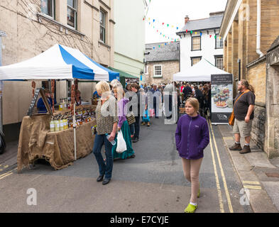 Ashburton Food & Drink Festival Marktstände UK. Marktstände und Fußgänger auf dem Festival für Essen und trinken. Stockfoto