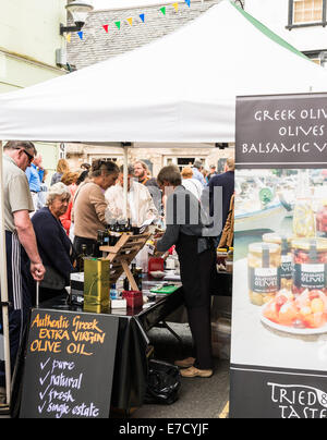 Ashburton Food & Drink Festival Marktstände UK. Marktstände und Fußgänger auf dem Festival für Essen und trinken. Stockfoto