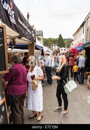 Ashburton Food & Drink Festival Marktstände UK. Marktstände und Fußgänger auf dem Festival für Essen und trinken. Stockfoto