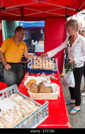 Ashburton Food & Drink Festival Marktstände UK. Marktstände und Fußgänger auf dem Festival für Essen und trinken. Stockfoto