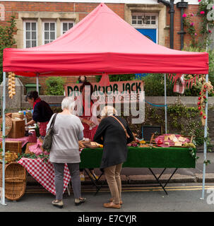 Ashburton Food & Drink Festival Marktstände UK. Dartmoor Jack Stall zu verkaufen eine Vielzahl von Käse mit zwei Frauen, die Käse zu kaufen. Stockfoto