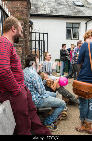 Ashburton Food & Drink Festival Marktstände UK. Menschen sammeln außerhalb des Zeltes Kochen und entspannen Sie sich mit Kaffee. Stockfoto