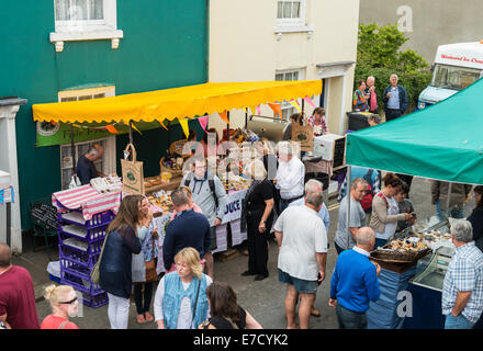 Ashburton Food & Drink Festival mit Menschenmassen zu Fuß durch die Stände, die Prüfung gut zu verkaufen. Stockfoto