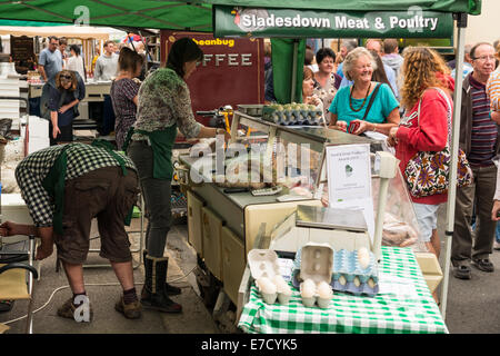 Ashburton Food & Drink Festival und zwei Damen kaufen aus dem Sladesdown Fleisch & Geflügel Stall. Stockfoto