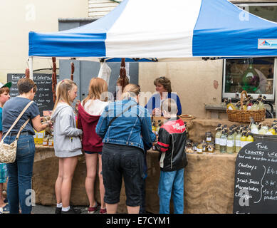 Ashburton Food & Drink Festival. Zwei Damen dienen hinter den Stall genannt feine Landleben Chutneys etc. zu verkaufen. Stockfoto