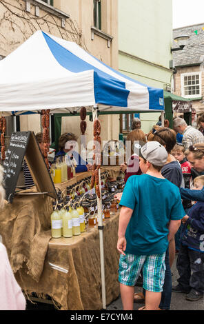 Ashburton Food & Drink Festival. Zwei Damen dienen hinter den Stall genannt feine Landleben Chutneys etc. zu verkaufen. Stockfoto