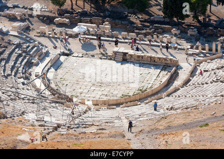 Athen, Griechenland - Oktober 6:Tourists sightseeing das Theater des Dionysos in der Akropolis auf 6. Oktober 2011 in Athen, Griechenland. Stockfoto